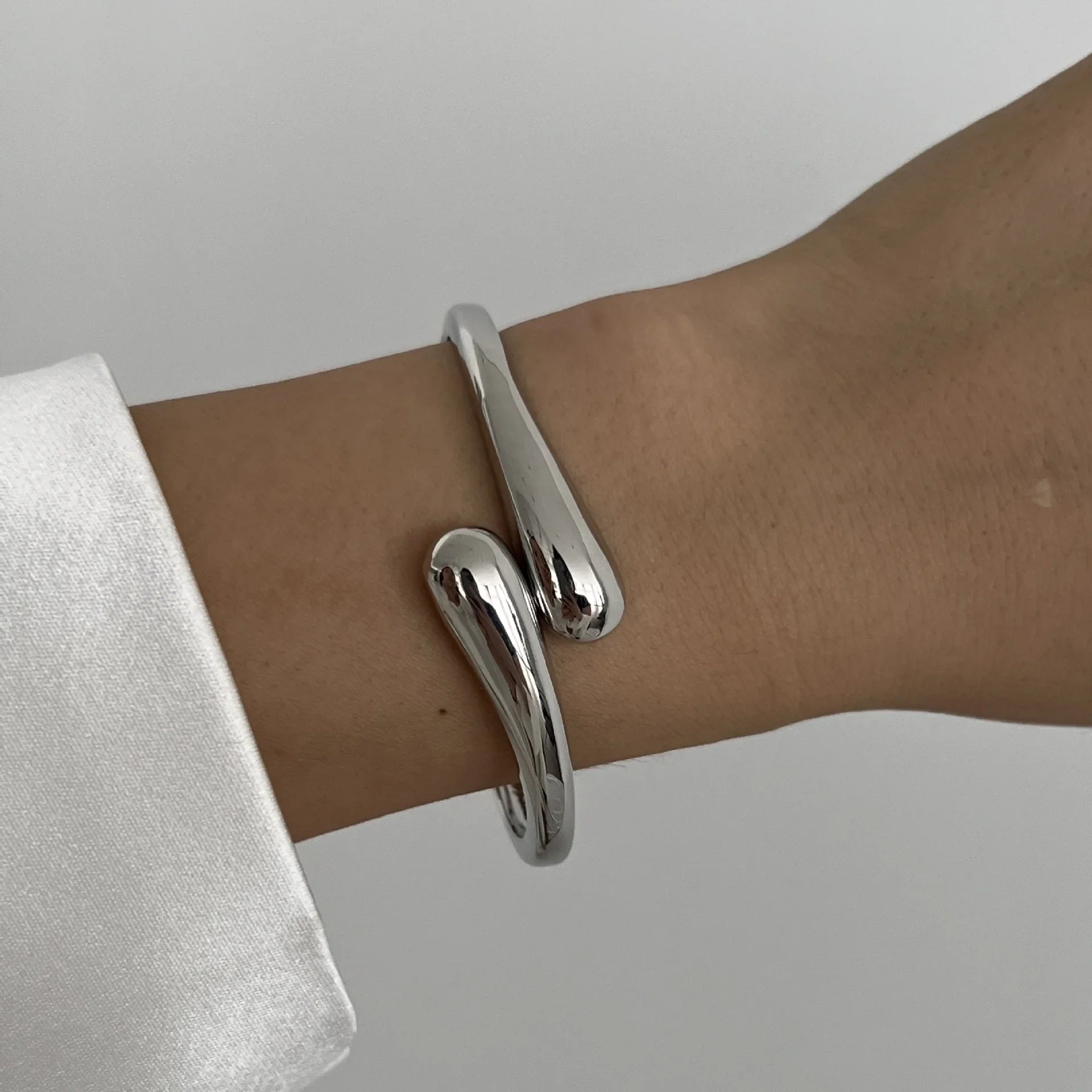Presencia Pura: Pulsera en Plata u Oro con Diseño Robusto y Elegante
