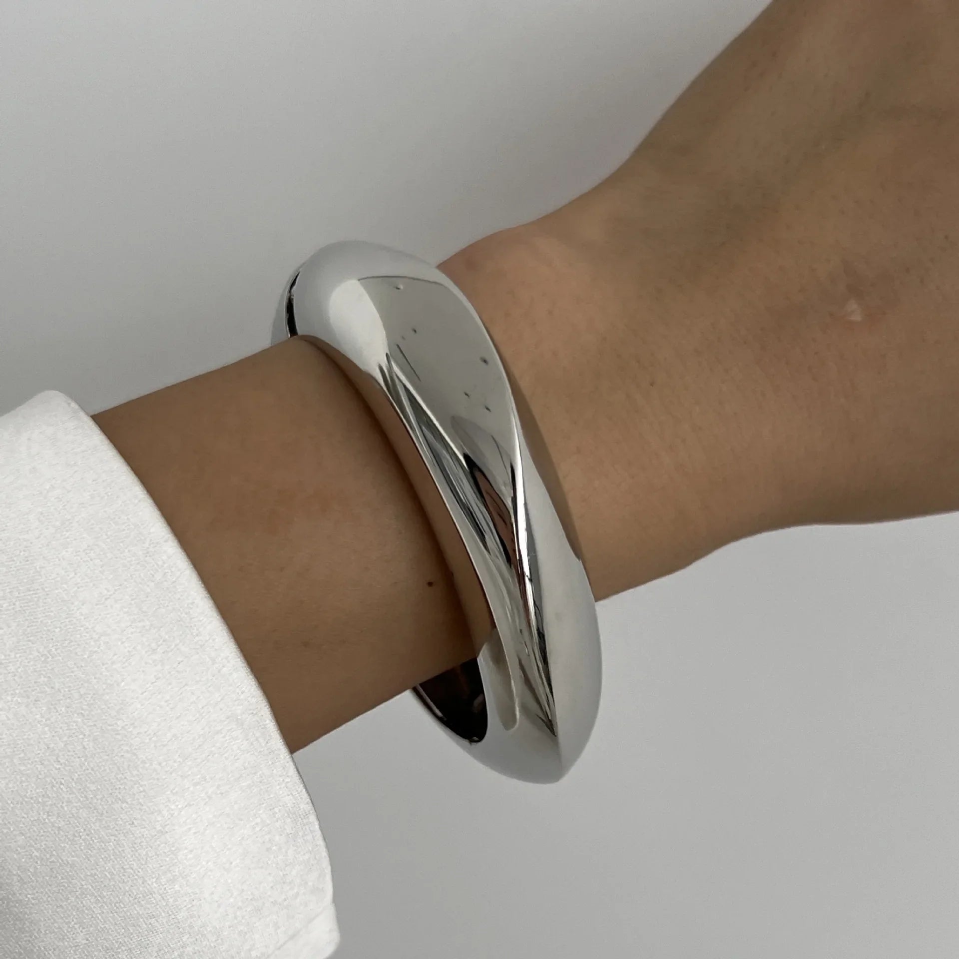 Presencia Pura: Pulsera en Plata u Oro con Diseño Robusto y Elegante