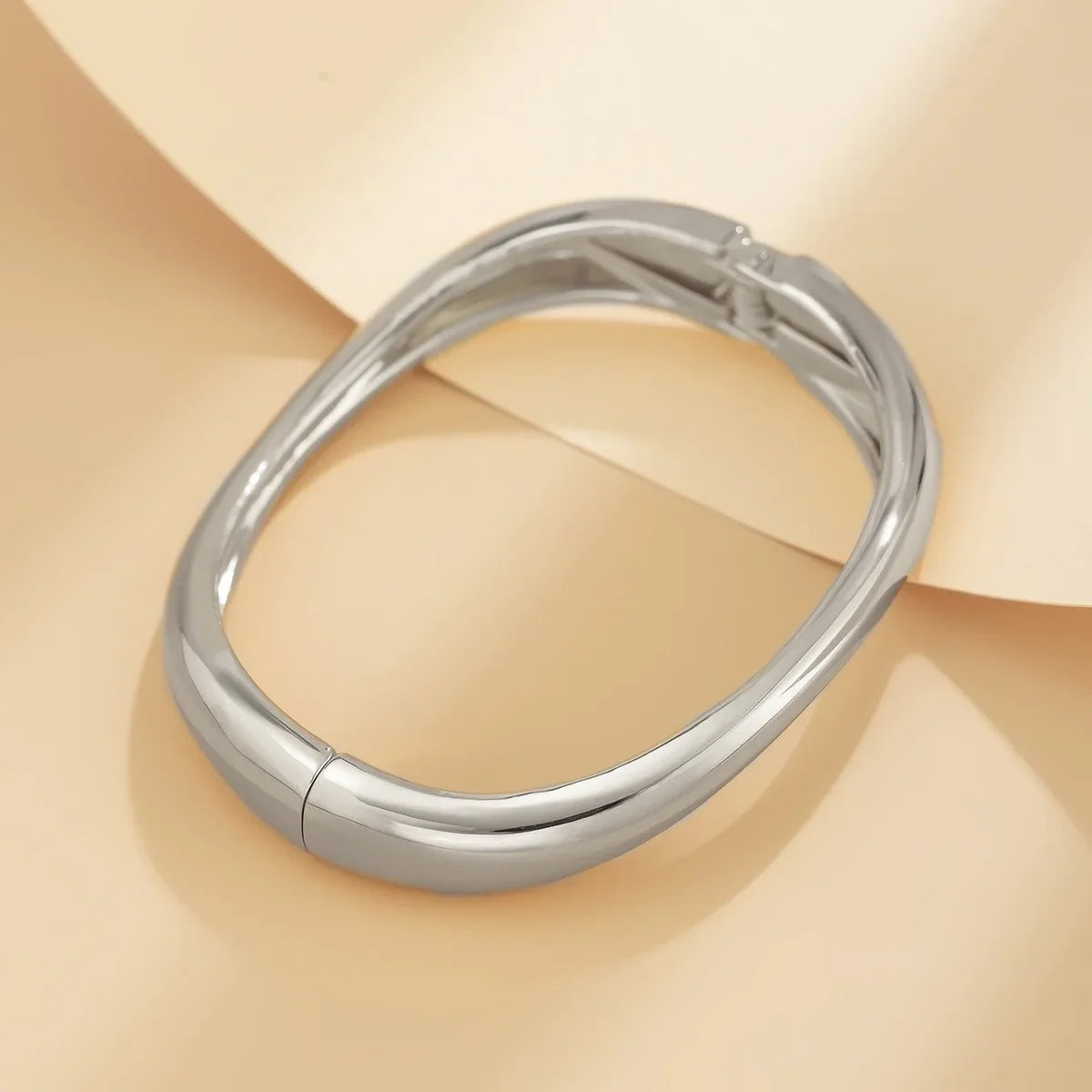 Presencia Pura: Pulsera en Plata u Oro con Diseño Robusto y Elegante