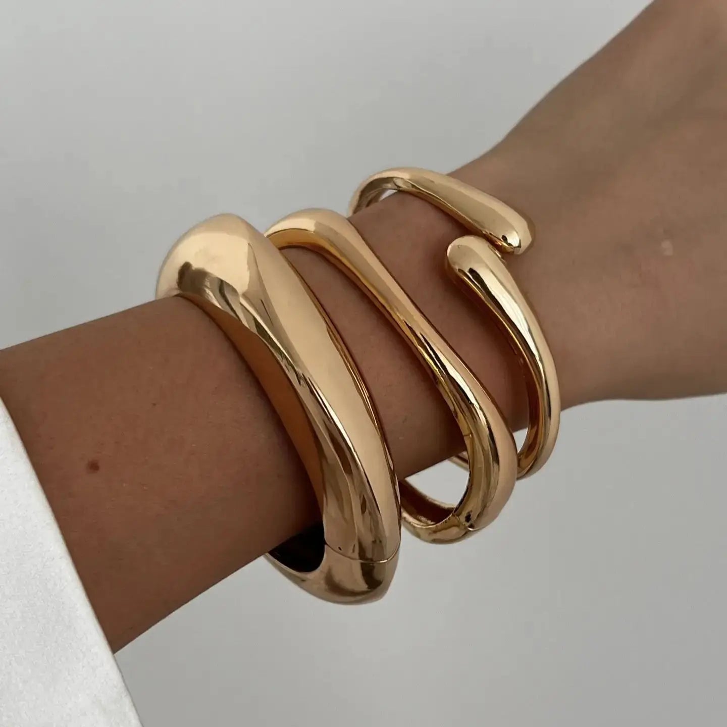 Presencia Pura: Pulsera en Plata u Oro con Diseño Robusto y Elegante