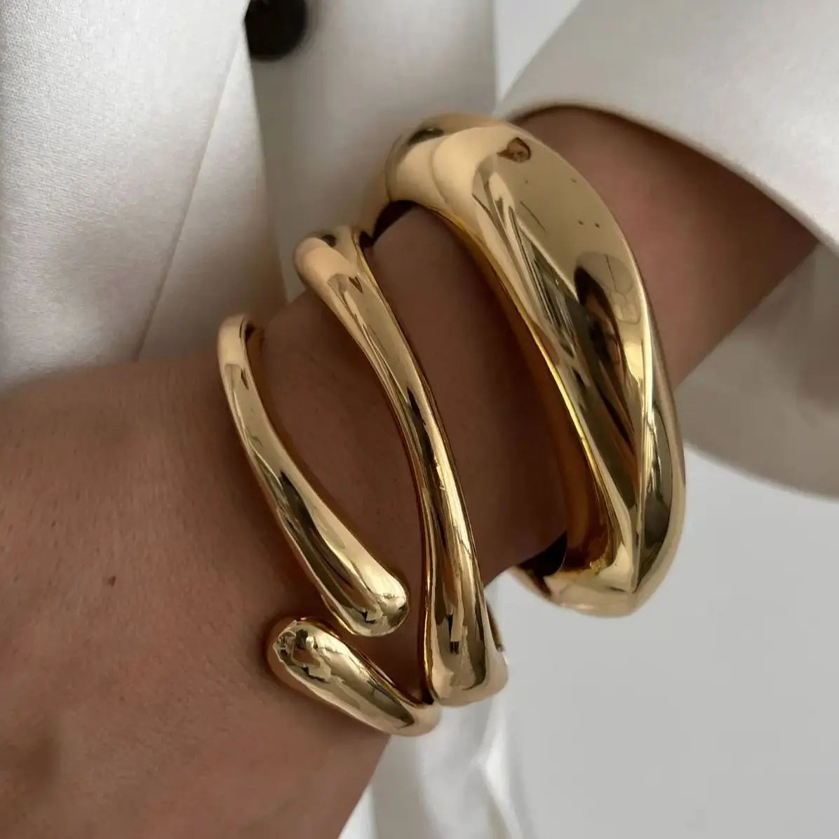 Presencia Pura: Pulsera en Plata u Oro con Diseño Robusto y Elegante