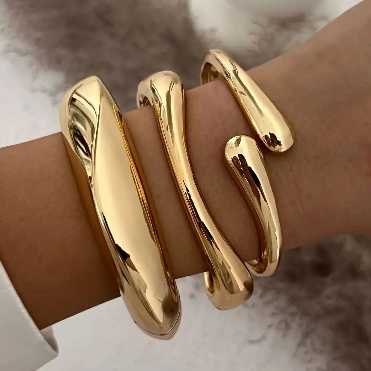 Presencia Pura: Pulsera en Plata u Oro con Diseño Robusto y Elegante