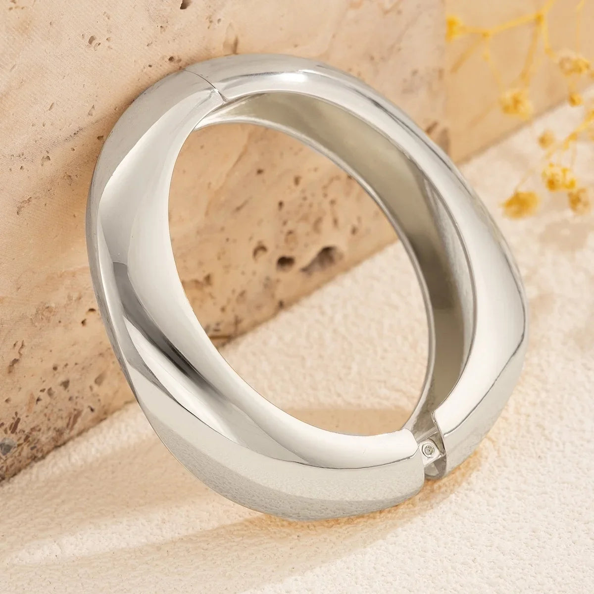 Presencia Pura: Pulsera en Plata u Oro con Diseño Robusto y Elegante