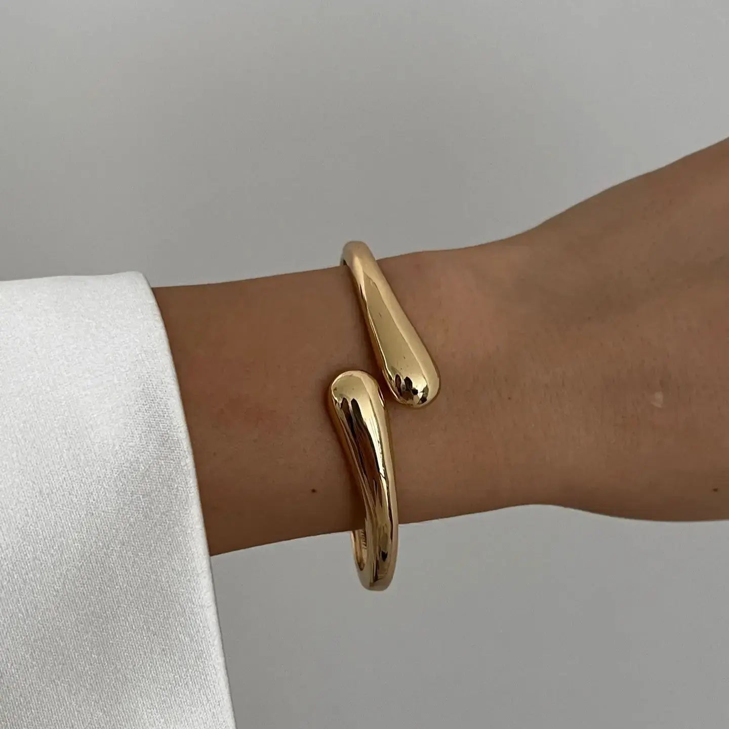 Presencia Pura: Pulsera en Plata u Oro con Diseño Robusto y Elegante