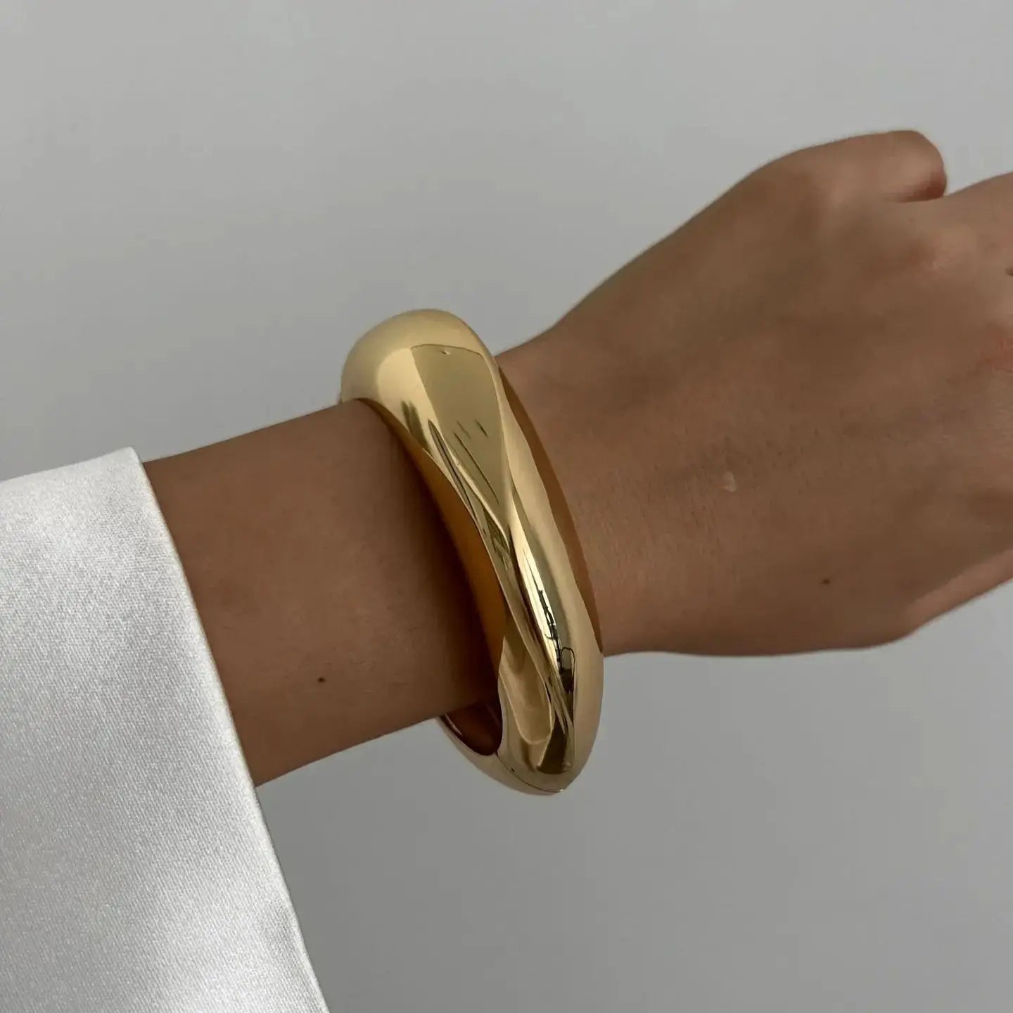 Presencia Pura: Pulsera en Plata u Oro con Diseño Robusto y Elegante