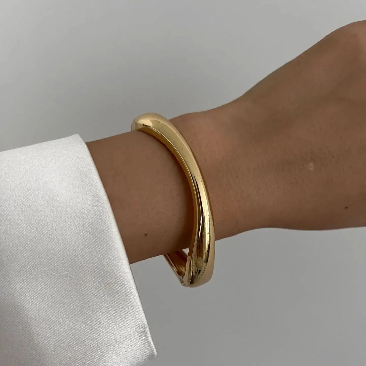 Presencia Pura: Pulsera en Plata u Oro con Diseño Robusto y Elegante