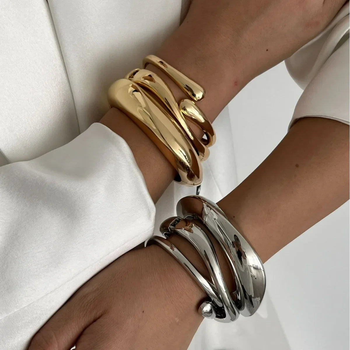 Presencia Pura: Pulsera en Plata u Oro con Diseño Robusto y Elegante