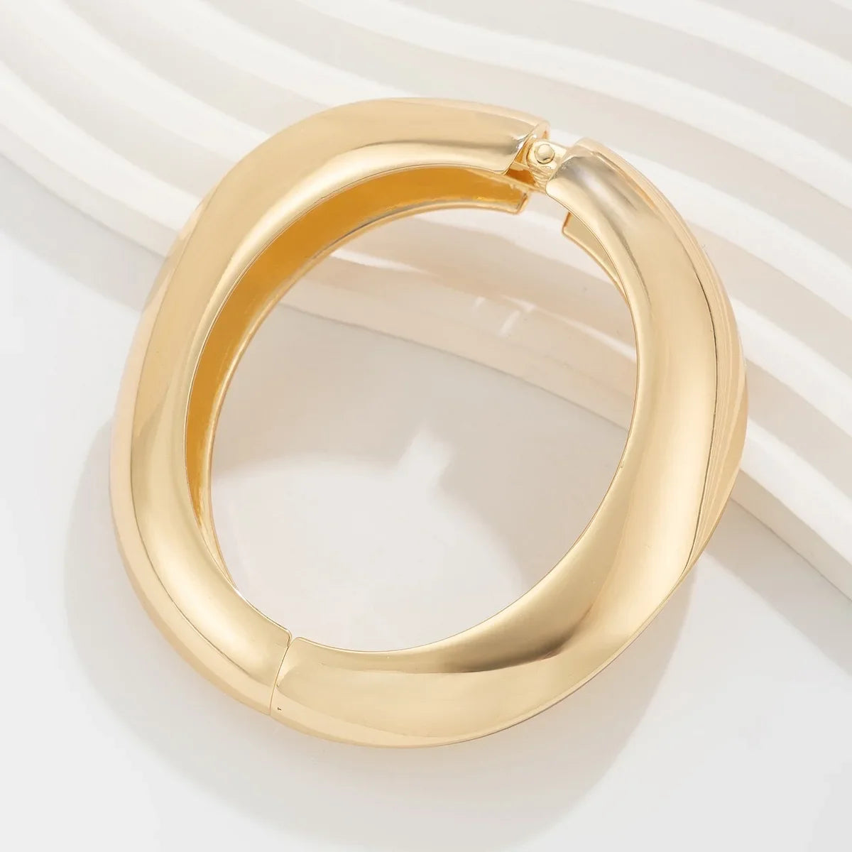 Presencia Pura: Pulsera en Plata u Oro con Diseño Robusto y Elegante