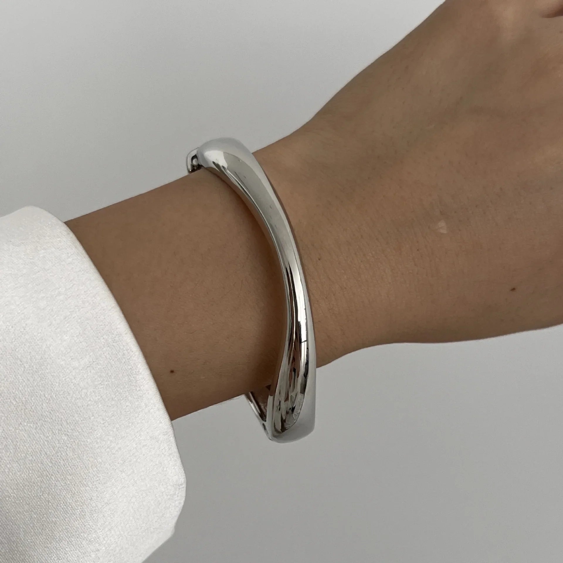 Presencia Pura: Pulsera en Plata u Oro con Diseño Robusto y Elegante