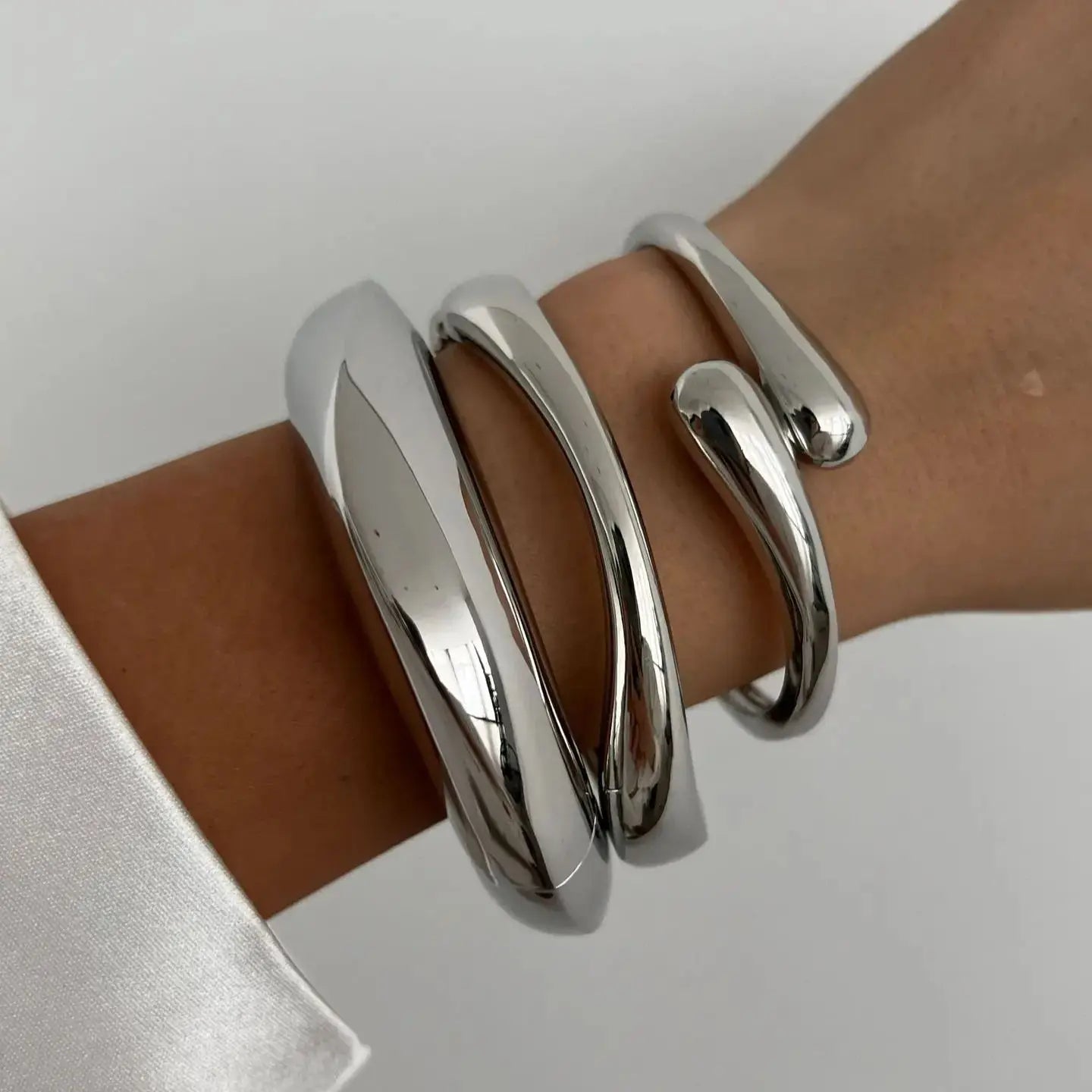 Presencia Pura: Pulsera en Plata u Oro con Diseño Robusto y Elegante
