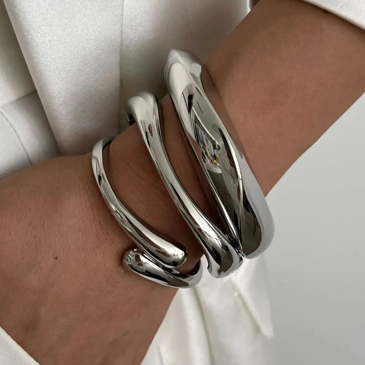 Presencia Pura: Pulsera en Plata u Oro con Diseño Robusto y Elegante